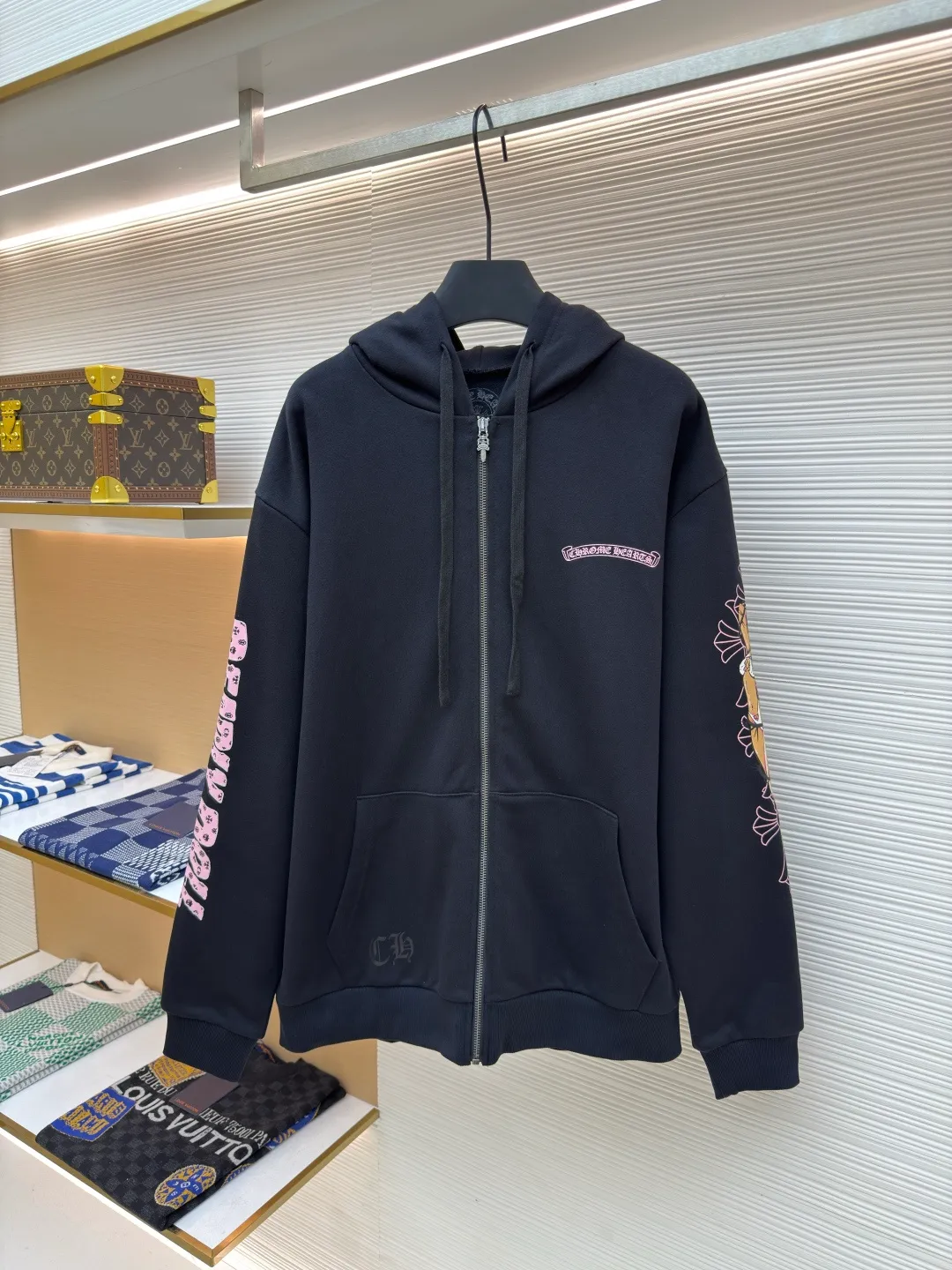 Chrome Hearts Deadly Doll co-branded zipper hoodie ●Authentic product: 12,000 purchased and developed ●Item number: 1680453-A75 ●Fabric: thin velvet coarse fish scale fabric ●Technology: brushed and washed ●Version: loose version ●Weight: about 750 grams ●Size: S-M-L ●Description: The fabric is made of 420 grams of thin velvet coarse fish scale fabric, and the printing is based on the original version and is printed with hand glue. The finished product is brushed, washed and shaped. It feels very good to the touch and has real antique silver chain heads. The overall wiring is straight and delicate, the fabric is comfortable and soft, and the color is consistent without color difference. It can be matched with the same style to create a fashionable look and control various occasions. Customized accessories, complete with three standards, same style for men and women!